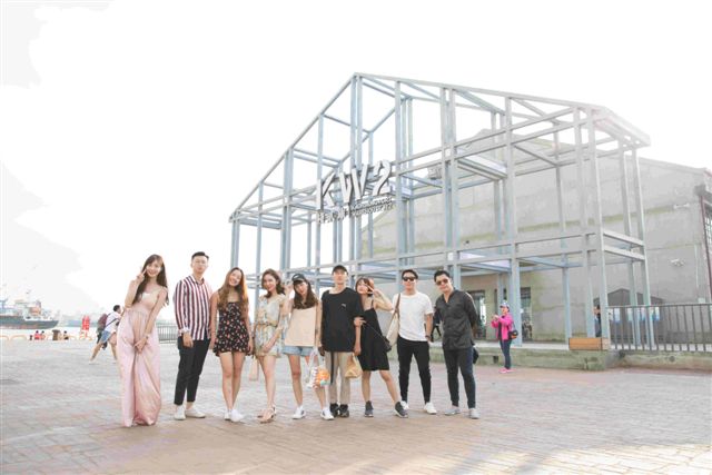 東南亞網紅暢遊高雄，在Instagram上以時尚、美食、休閒為拍攝主題，大大提高高雄在東南亞各國社群網路的曝光率。 圖：高雄市新聞局提供