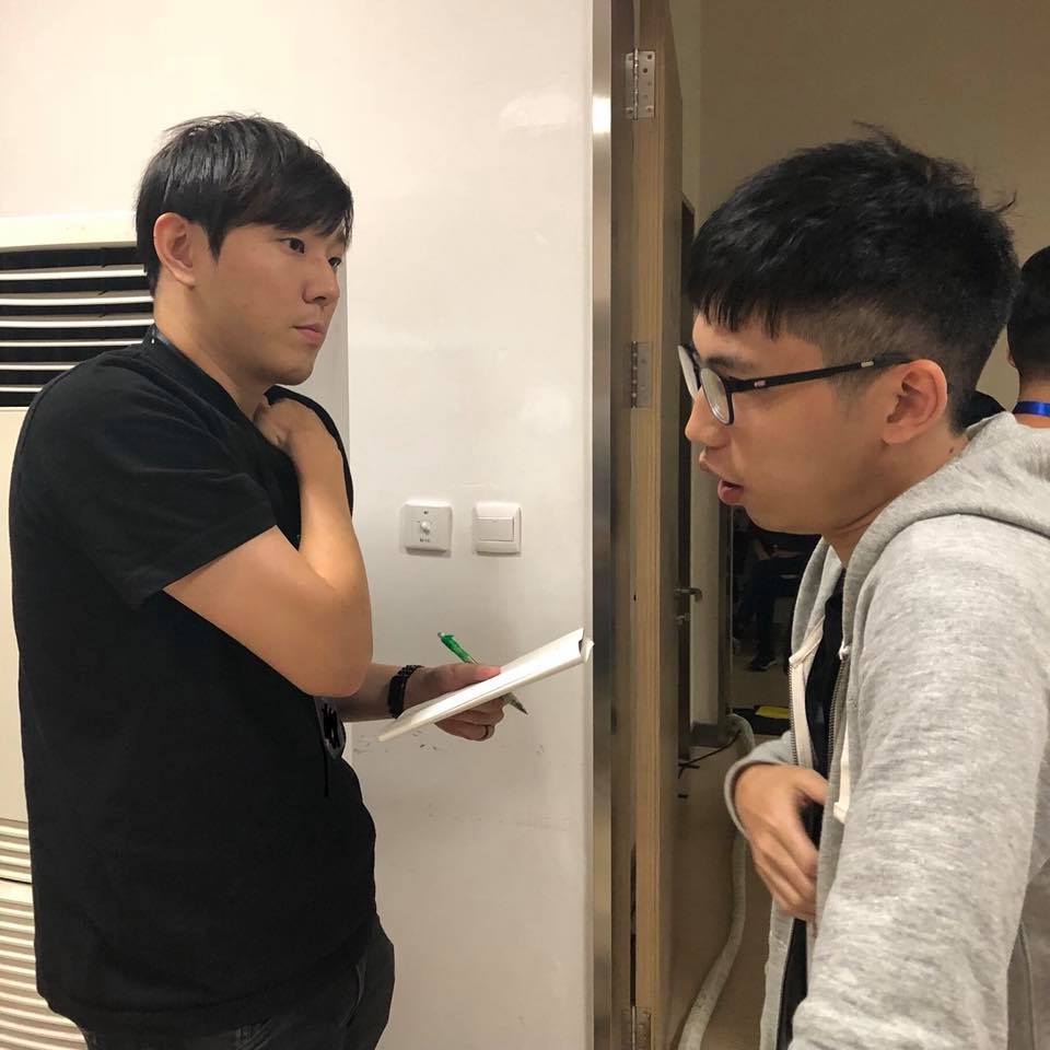 FW教練戰馬與MAD教練綠茶彼此交換決策心得。 圖：翻攝自閃電狼臉書