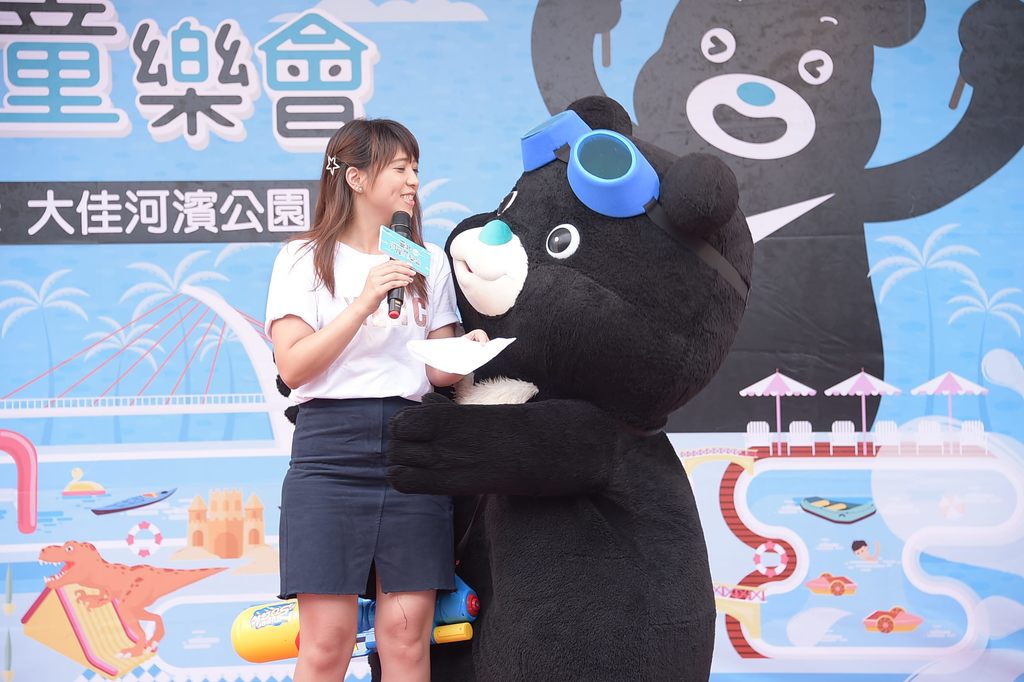 「熊讚水樂園」除設置1座大型的熊讚暴龍對抗水滑梯外，將活動入口意象、報到處、悠遊卡紀念貼紙等都使用熊讚圖樣，顯示熊讚的高人氣。 圖：台北市政府 / 提供