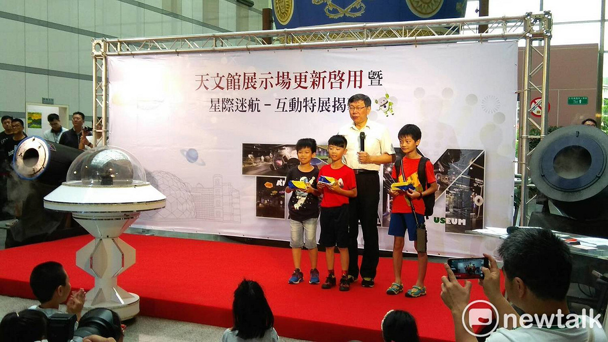柯文哲(後)頒發獎品並與參與機智問答的學童們合照。 圖：周嘉柔/攝影