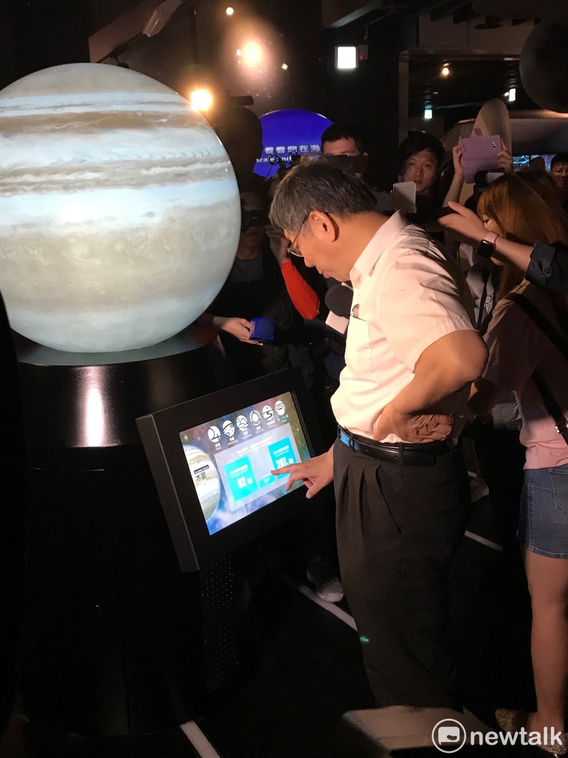柯文哲進到展場內體驗全新設施。 圖：周煊惠/攝影