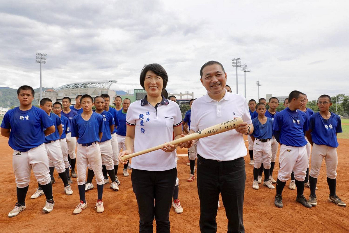 侯友宜今訪台東，送球棒給議長饒慶鈴，祝福饒能夠「一棒定天下」順利當選 台東縣長。 圖：侯友宜競選辦公室/提供