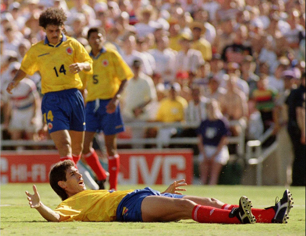 1994年6月22日的世界盃，哥倫比亞球員艾斯科巴(Andres Escobar）不慎踢進了一顆烏龍球，最後球隊輸給了地主國美國隊，無緣晉級，返國後不幸遭人槍殺身亡，據稱可能是由涉賭而血本無歸的毒梟派人所為，震驚全世界。圖為艾斯科巴「闖禍」後，自責不已，整個人癱躺在球門前的草坪上。 圖：達志影像/路透社