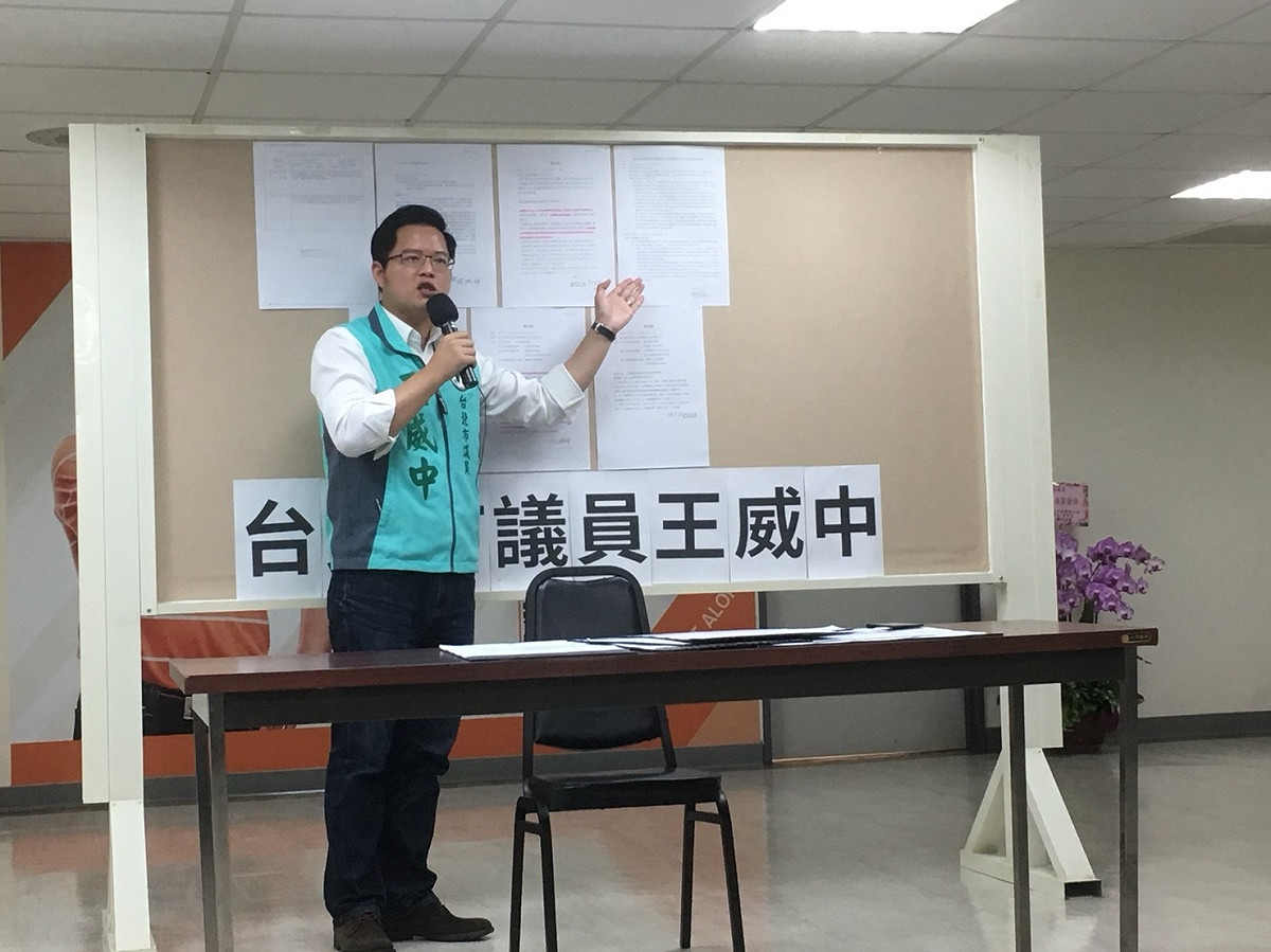 北市議員王威中批評，藍營欲將大群館事件燒回北市政府，非常無賴。 圖：王威中辦公室/提供