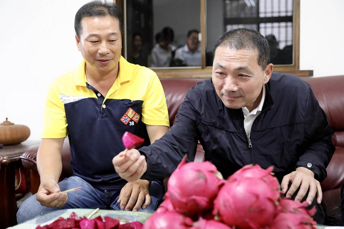 侯友宜一吃到台東果農吳政豪種植的冠軍火龍果，大呼「台東的火龍果飽汁又結實，甜度適度又帶一點微酸，超棒！」呼籲大家多多捧場。 圖：侯友宜競許辦公室/提供