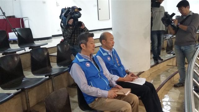 民進黨高雄市議員參選人林智鴻指控韓國瑜與張榮味關係匪淺，國民黨部發言人侯亞寧(左)批民進黨盡使奧步。 圖：新頭殻資料照
