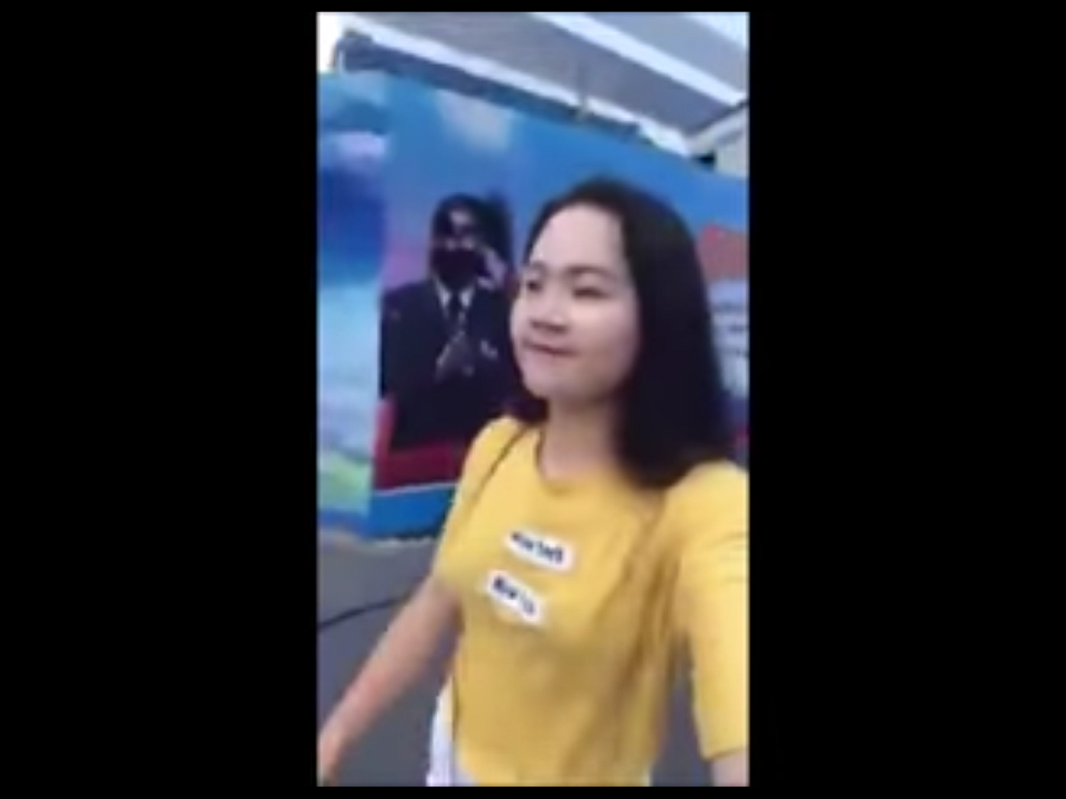 董女透過推特（Twitter）直播整個潑墨過程，之後高興地離去。她宣稱，反對中共獨裁專制暴政，並對習近平恨之入骨。相關視訊隨即在社交網路上引發廣泛傳播和關注，據稱，她當天即遭中國官方逮捕。 圖：翻攝自Youtube
