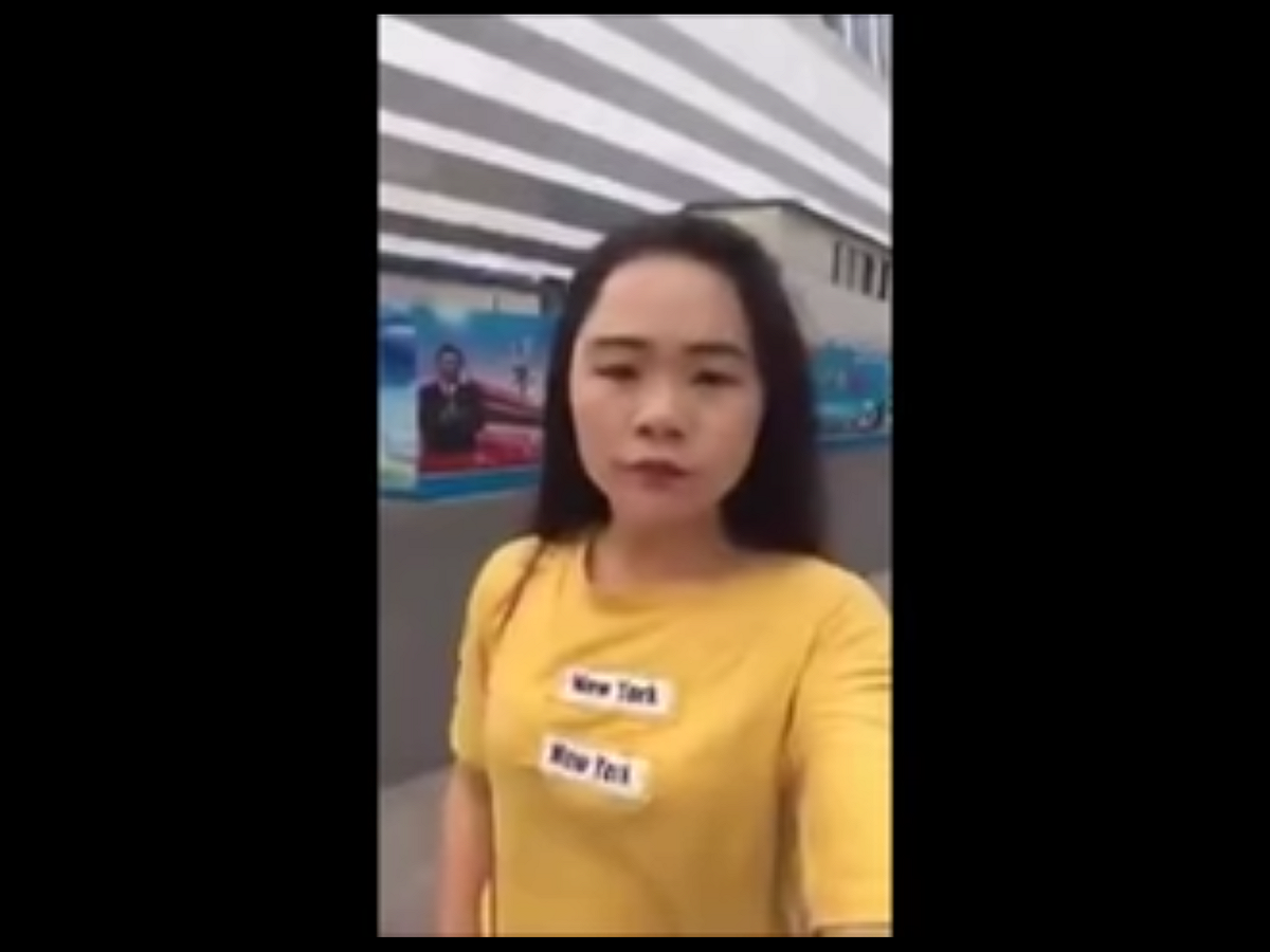 一天前，該推特帳號一則推文說，「所有人應該有免於恐懼的權利。明天上街溜達，如果激怒我，那就撕吧。活著人不人鬼不鬼的被共產黨跟蹤監控滋擾一年多，我也忍受夠了！……」圖為董女昨（4）日上午出現在上海陸家嘴海航大樓前。 圖：翻攝自Youtube