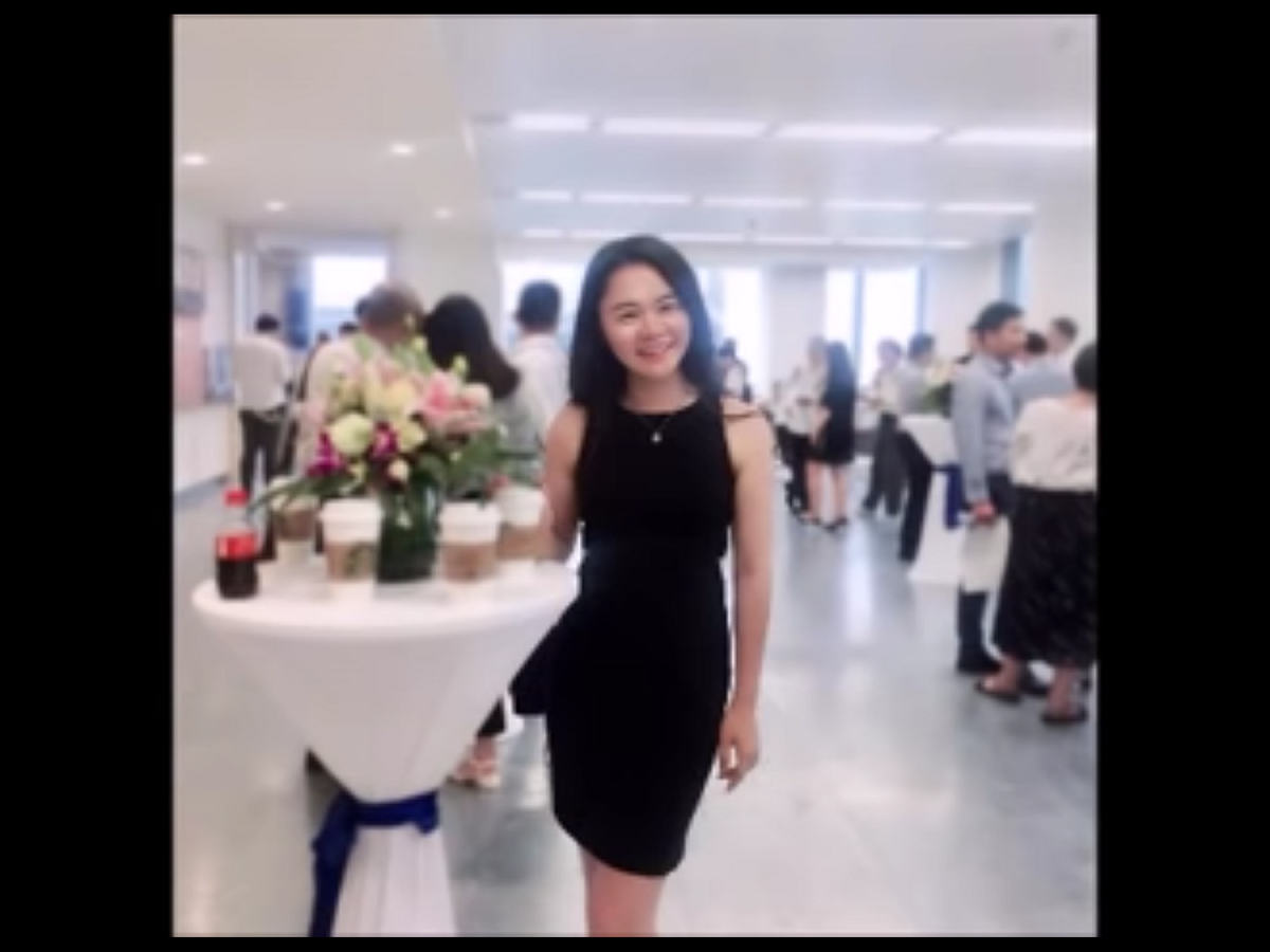 當晚，有網友發推披露潑墨女子的身份和手機號碼，稱其名為「董瑤瓊」，20多歲，來自湖南株洲，在上海從事房產仲介工作。 圖：翻攝自Youtube