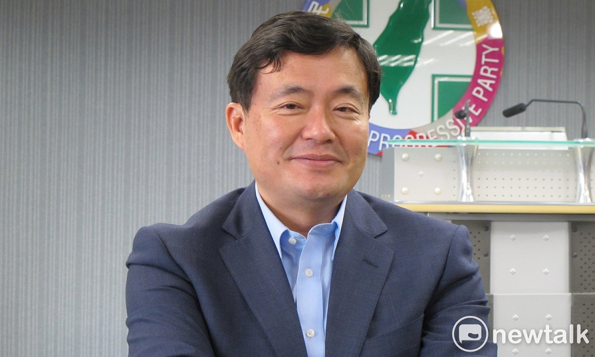 因為張榮味遭限制出境，民進黨秘書長洪耀福5日戲稱自己最近不能出國。 圖：林朝億/攝