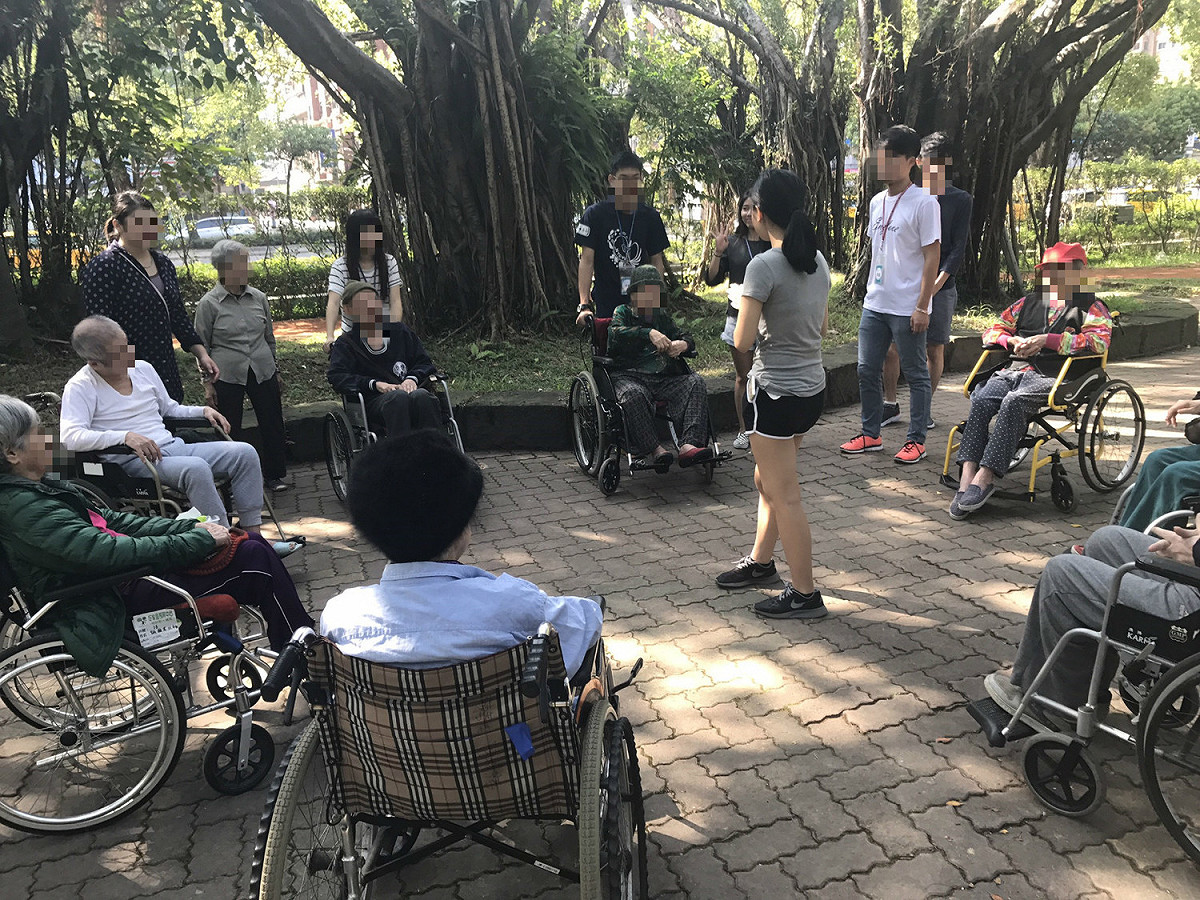 台中市政府表示，如果這次台中市議會定期會通過，今年7月後老人健保補助將正式上路。圖為外籍看護照護老人。 圖：張元誠/ 攝