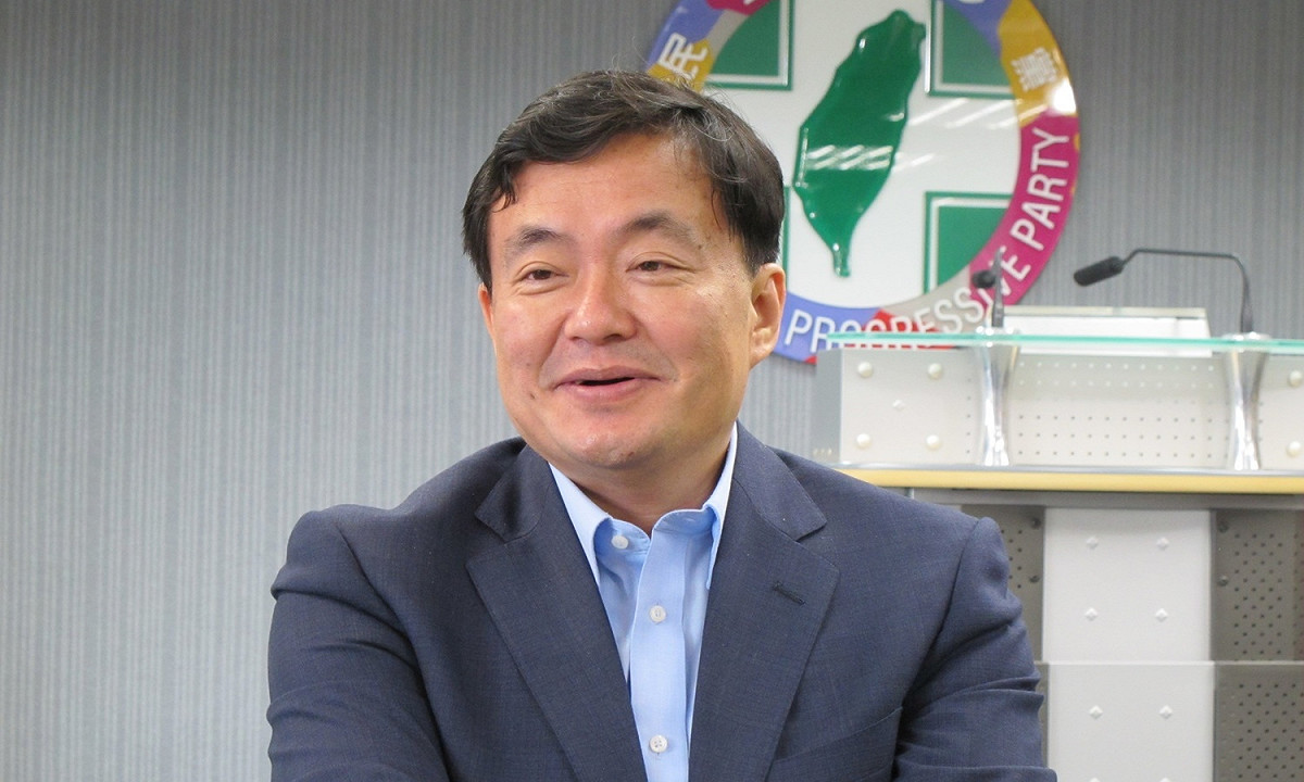 蔡陣營早已籌備競選辦公室，還找了幕僚一一面試，預定4月開張；不料，賴投入初選打亂布局，競辦暫緩成立，但蔡核心幕僚仍以小英之友會總會辦公室作為基地悄悄進駐、運作，其中以蔡長年信任的操盤手、前任黨祕書長洪耀福（如圖）領銜的「鐵三角」最受矚目。 圖：林朝億/攝（資料照片）