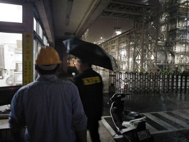 台灣石化林園廠因雷擊導致電壓下降而造成製程故障，將製程中不合格的氣體成份，引至燃燒塔燃燒處理，不但未通報，也產生大火及明顯粒狀污染物散布於空氣中。 圖：高雄市環保局/提供