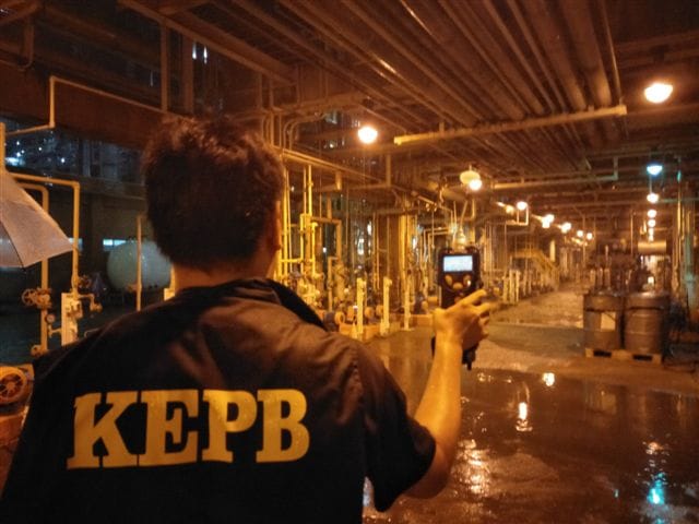 高雄市環保局查獲台灣石化林園廠因製程故障，導致廢氣排放燃燒塔燃燒處理未通報，違反空污法最重可罰100萬元。 圖：高雄市環保局/提供
