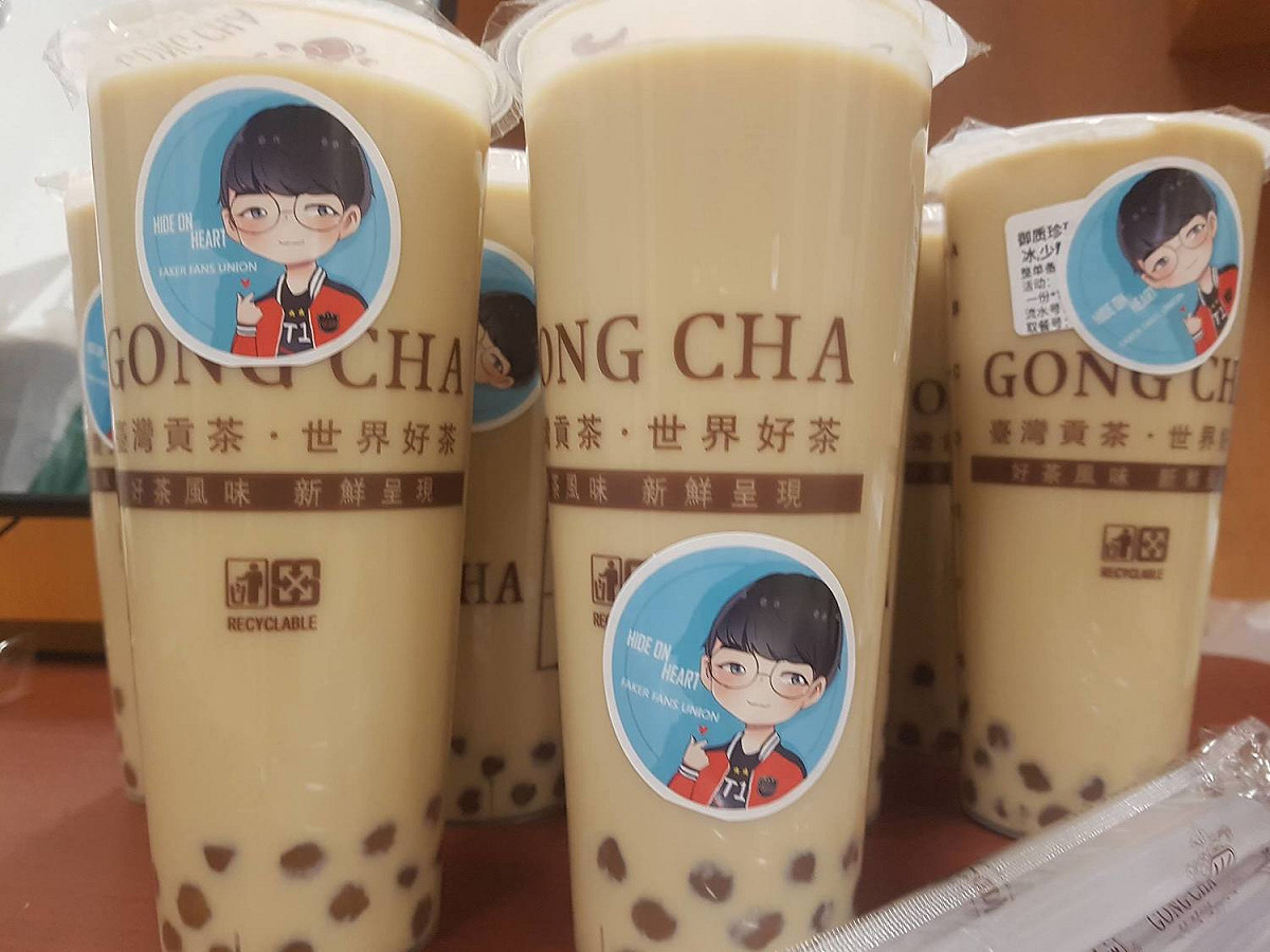 台灣連鎖店「貢茶」的手搖杯飲。 圖：翻攝自 SK텔레콤 T1 / SK telecom T1 臉書專頁