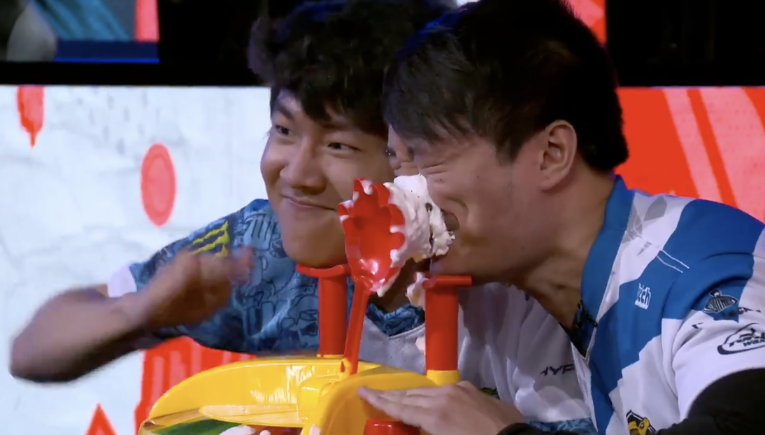最終這場戰役由Olleh獲勝，Kasing則被砸得滿臉都是奶油。 圖：翻攝自LOLESPORTS Twitter