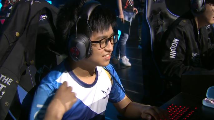 但上單Hanabi果斷傳送KZ高地，戲劇性地一人摧毀KZ主堡 圖：翻攝自 LOL Esports Youtube