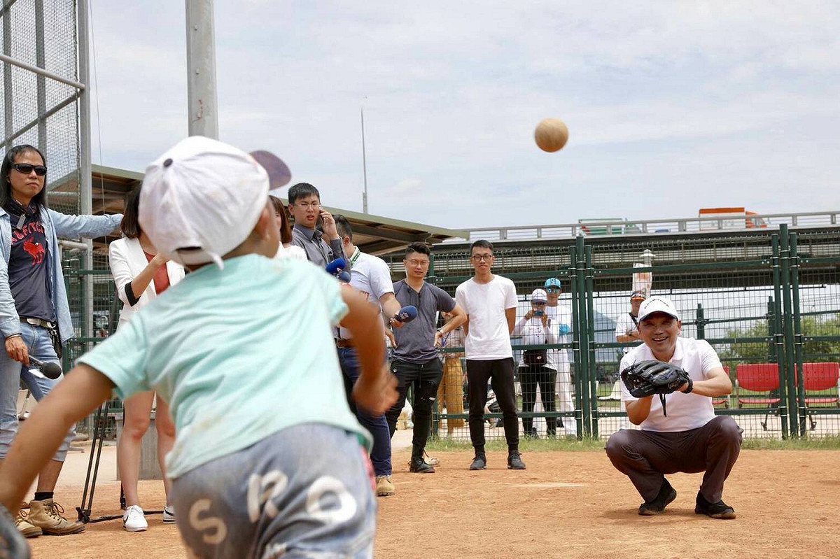 侯與國小棒球隊成員玩傳接球遊戲。 圖 : 侯友宜競選辦公室/提供