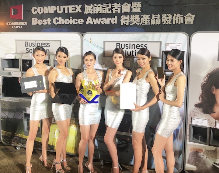 Computex展前記者會請來showgirl宣傳。 圖 : 翻攝自T客邦