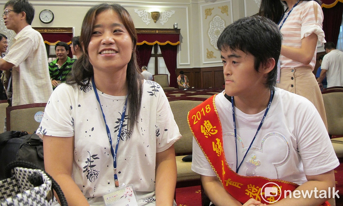 總統教育獎國中組得獎者林燕依與母親陳舒婷接受訪問。 圖：林朝億/攝