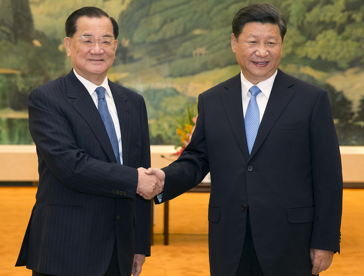 學者認為，中共總書記習近平處在當前中美關係緊張之際，意圖緩和兩岸關係，屆時應會對兩岸關係傳遞出和緩的新訊息。圖為2015年9月1日，中共總書記、中國國家主席習近平，在北京與國民黨前主席連戰會面。 圖：達志影像/路透社