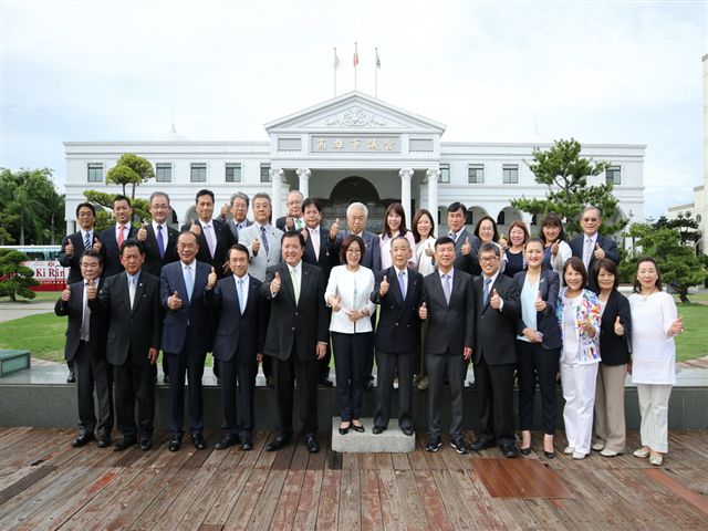 山梨縣議長白壁賢一率11名議員提前抵達高雄，出席明天登場的第4屆台日交流高峰會。 圖：高雄市議會/提供