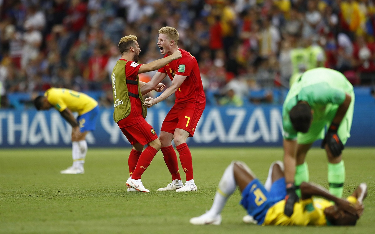 巴西一哥內馬爾（Neymar）這場沒能進球，賽後用球衣蓋住臉上表情，難掩失落。 圖：達志影像/美聯社