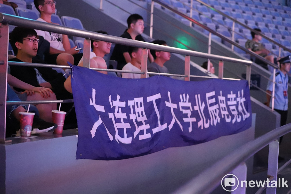 根據現場觀眾表示，原本票價實在太貴了，一張動輒千元台幣以上，學生黨實在吃不消，所以現在官方推出了很多贈票活動，他們表示：「在當地念書所以就過來了。」 圖：蔡幸秀/攝