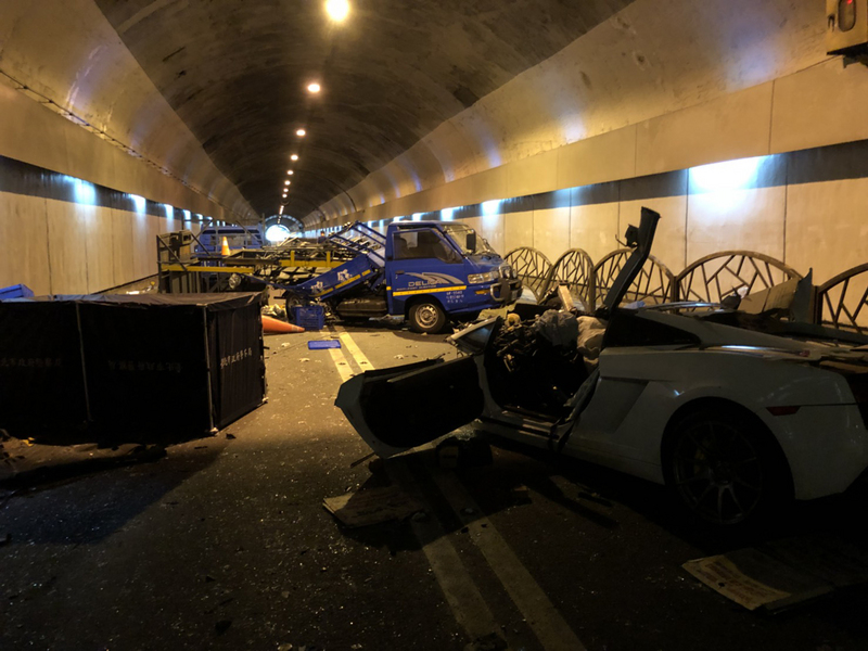 台北市警消7日清晨獲報，自強隧道內發生車禍，一輛白色超級跑車撞上現場施工的2輛工程車，造成2死3重傷。 圖：警方/提供