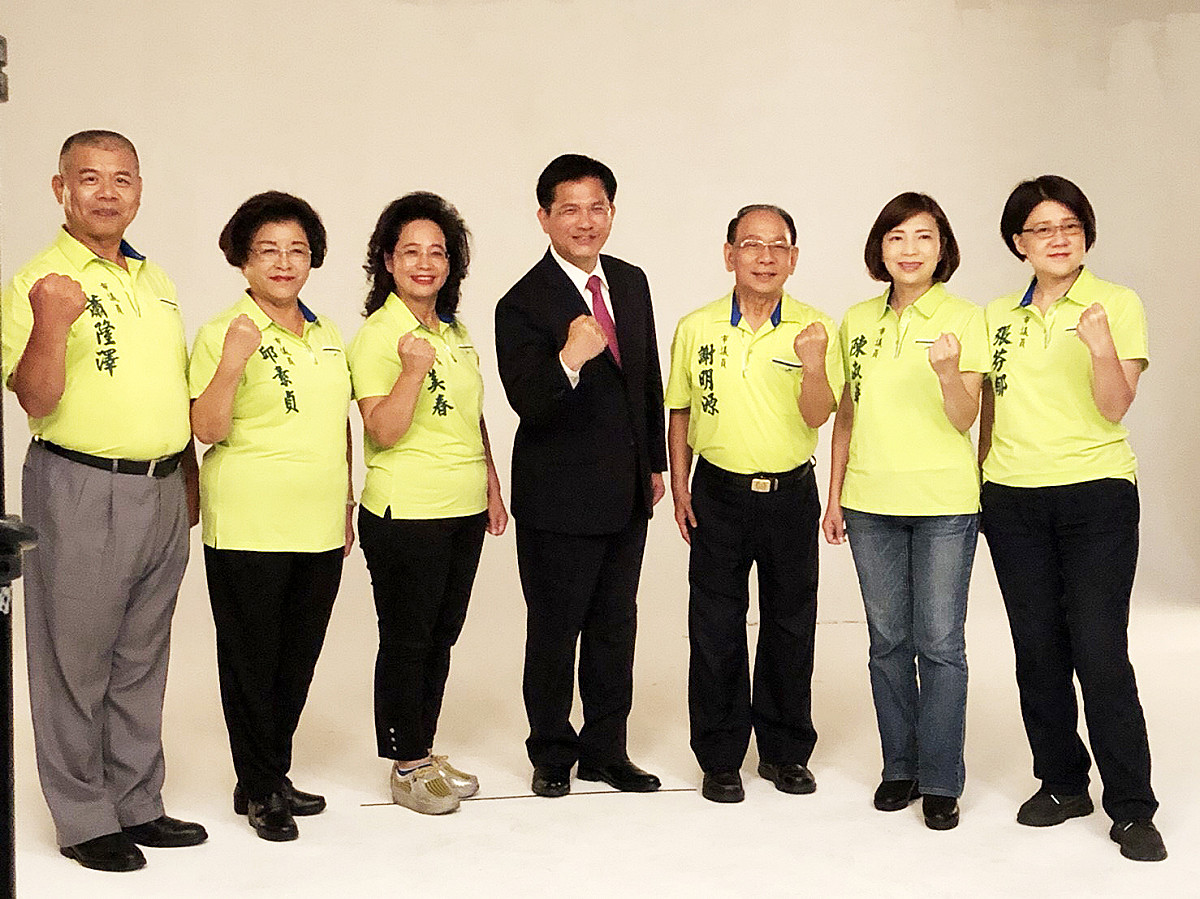 六名爭取連任的台中市議員，特別準備相同款式服裝與林佳龍拍照。 圖：市議員邱素貞/提供