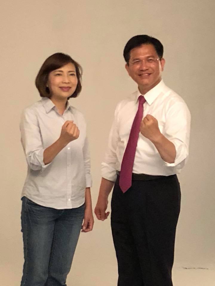 市議員陳淑華（左）與林佳龍的單獨合照，選擇穿清爽型的休閒襯衫。 圖：陳淑華/提供