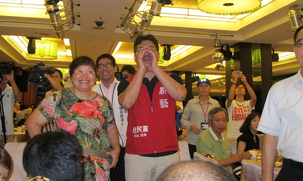 社民黨松山信義區市議員候選人游藝7日在公督盟抗議柯文哲。 圖：林朝億/攝