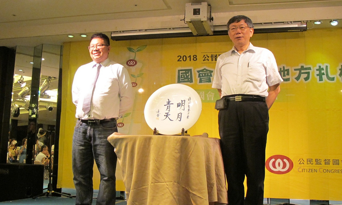 台北市長柯文哲所拍賣的李遠哲瓷盤，最後以21萬元賣出。 圖：林朝億/攝