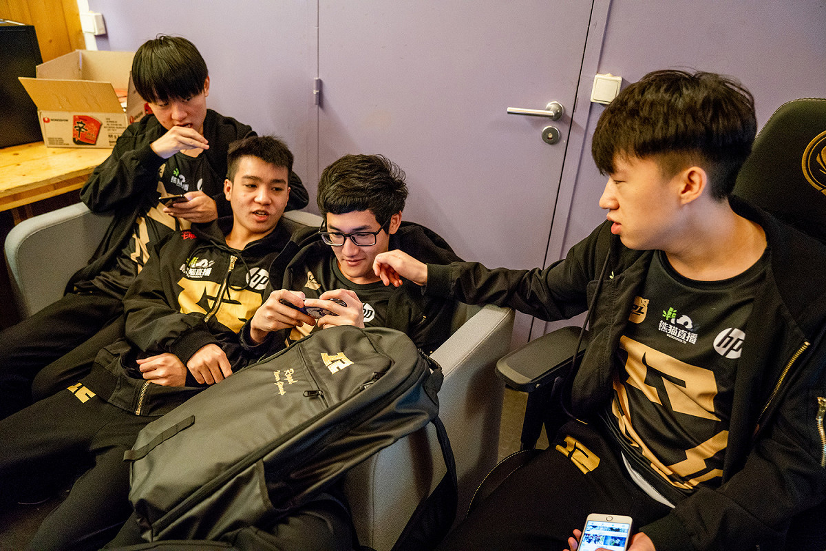 RNG戰隊的選手常常有親密舉動。 圖：翻攝自 LOL Esports flickr