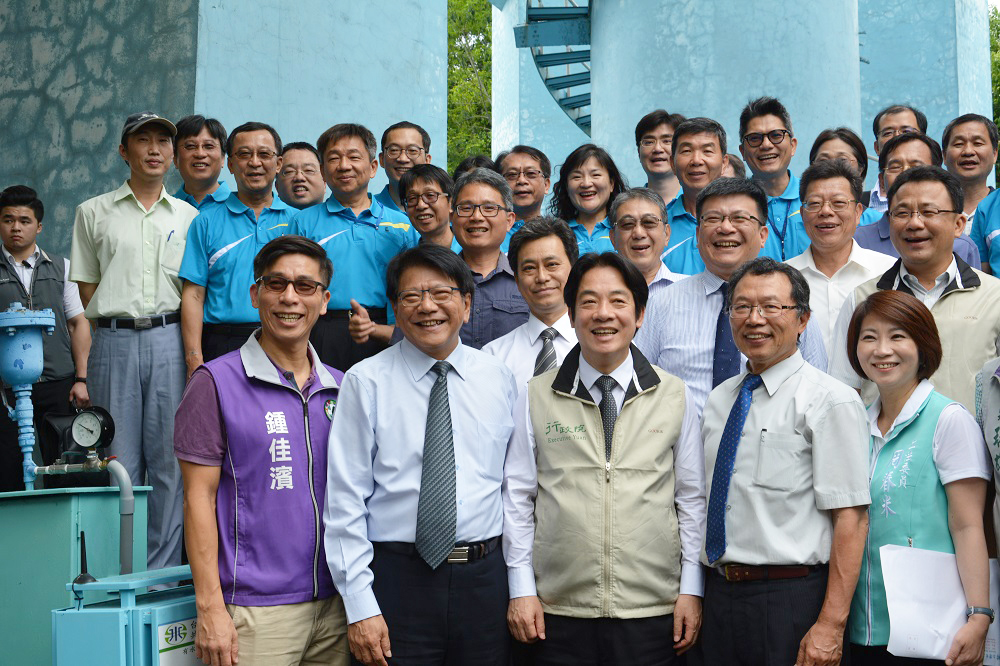 今(7)日行政院長賴清德，到屏東縣視察自來水建設情形，他指出全國的自來水普及率近94%，但屏東僅有47.7%，但在103年後屏東縣長潘孟安致力推動自來水普及率之下，已提升至近51%，共增加8800餘戶，是短期內成長最速地區。 圖：屏東縣政府/提供