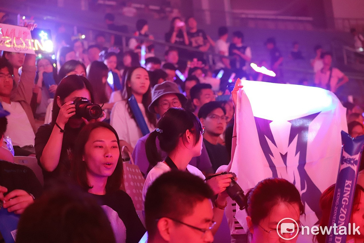 許多粉絲高舉著KZ的旗幟為他們加油，更在開場之際大喊「King Zone」 圖：蔡幸秀/攝