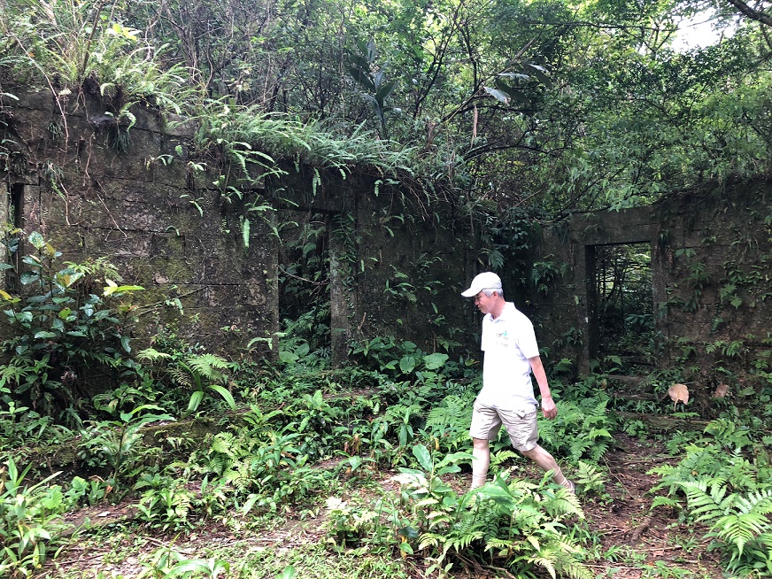 今(7)日交通部長賀陳旦在千里步道協會及新北市觀光旅遊局陪同下，踏訪淡蘭古道中路泰平古厝、步道以及雙溪教會。 圖：新北觀旅局提供
