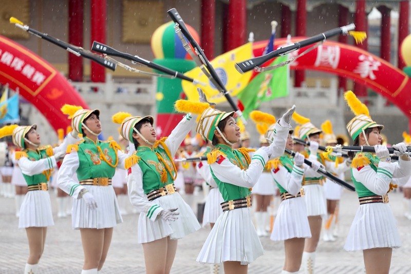 國防部「第2屆全國高級中等學校儀隊競賽」決賽7日在國家兩廳院廣場登場，北一女中儀隊展現精湛拋槍技巧，勇奪第一。 圖：中央社