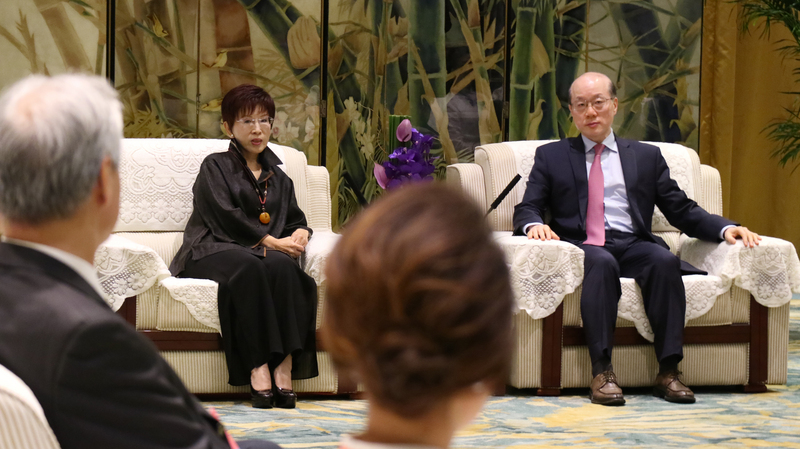 首屆海峽兩岸青年發展論壇8日登場，率團前往參加的前國民黨主席洪秀柱7日傍晚在杭州與中共中央台灣工作辦公室、中國國務院台灣事務辦公室主任劉結一（右）會面。 圖：中央社