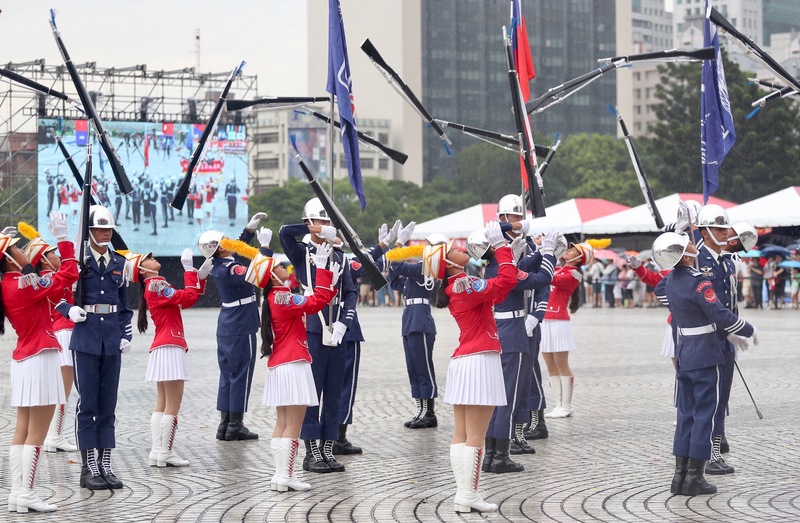 莊敬高職儀隊全力以赴，精彩演出拿下季軍。 圖：中央社