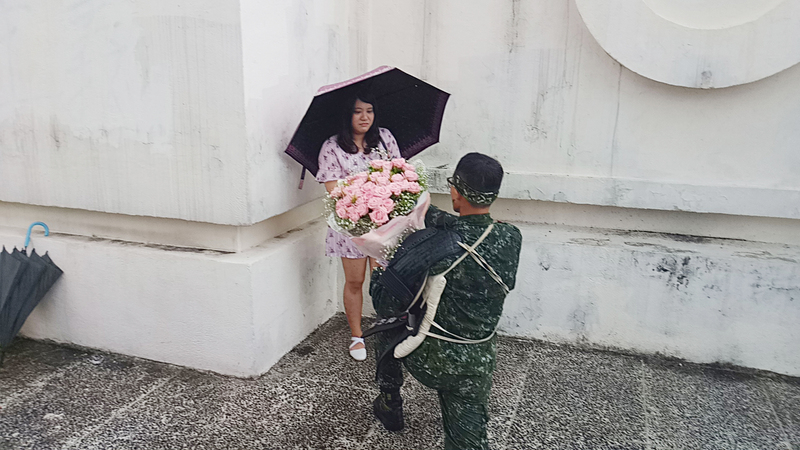 來自153旅的新訓班長柯威廷中士在演出後向交往5年女友求婚，成功抱得美人歸。 圖：中央社