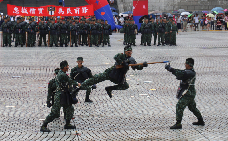 國防部儀隊競賽決賽7日登場，六軍團刺槍隊除帶來精彩演出，躍起者為153旅的新訓班長柯威廷。 圖：中央社
