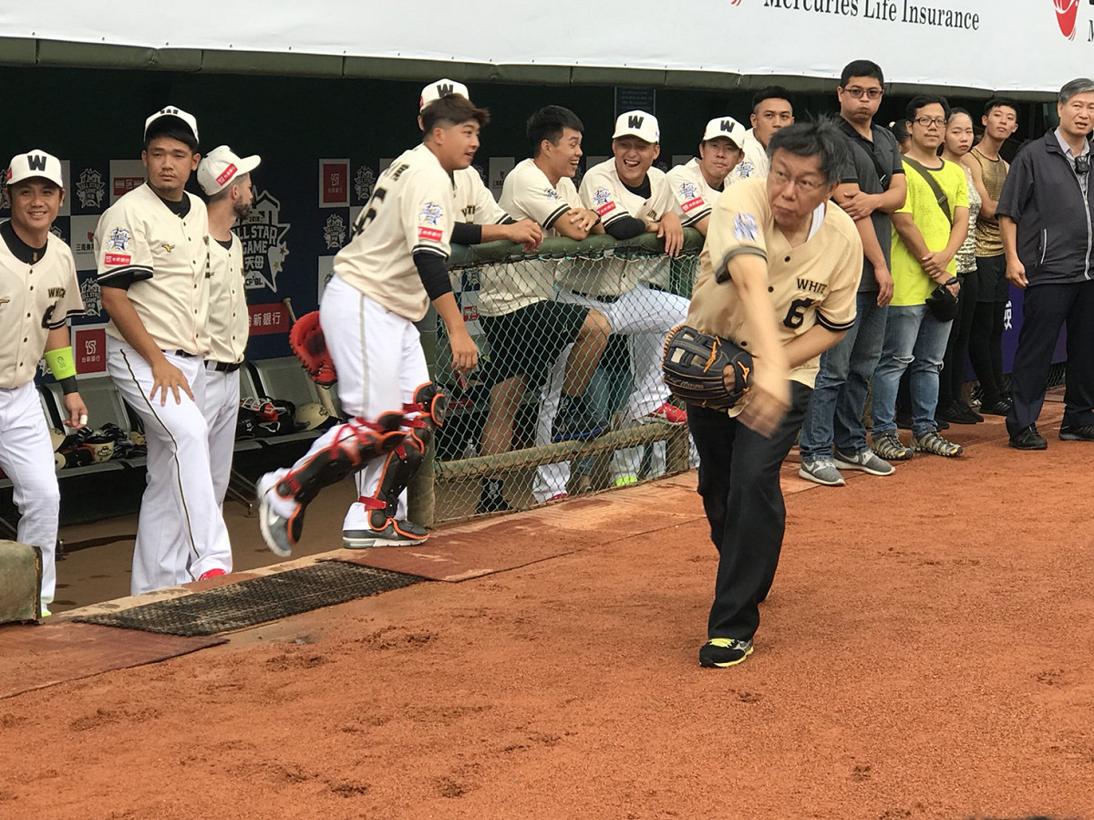 台北市長柯文哲正式開球前經過一番熱身。 圖：體育局提供