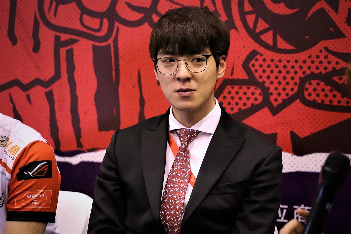 SKT監督kkOma在賽場上總是穿著西裝。 圖：蔡幸秀/攝影