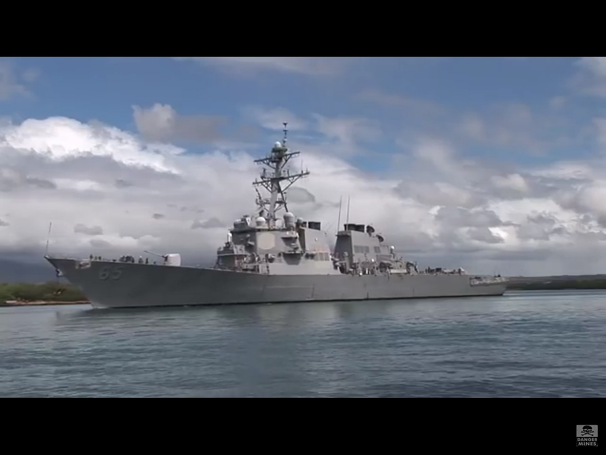 美國2艘驅逐艦今天由台灣南部海域航經台灣海峽。學者分析，美方藉此向北京傳達訊息，表達美國重視區域的安全秩序，不希望北京片面改變現狀或是採取單邊作為。圖為DDG-65驅逐艦。 圖：翻攝自Youtube