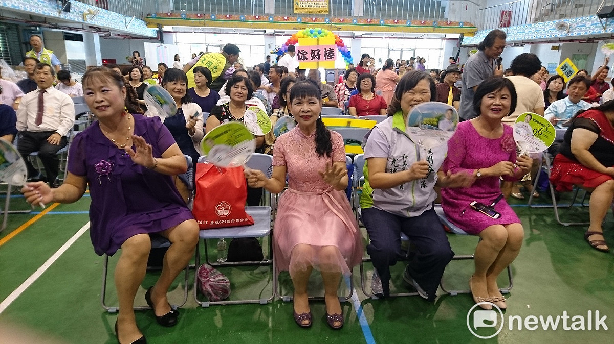 彰化縣和美地區民代、地方人士和民眾參加歌唱比賽，以歌會友。 圖 : 唐復年/攝