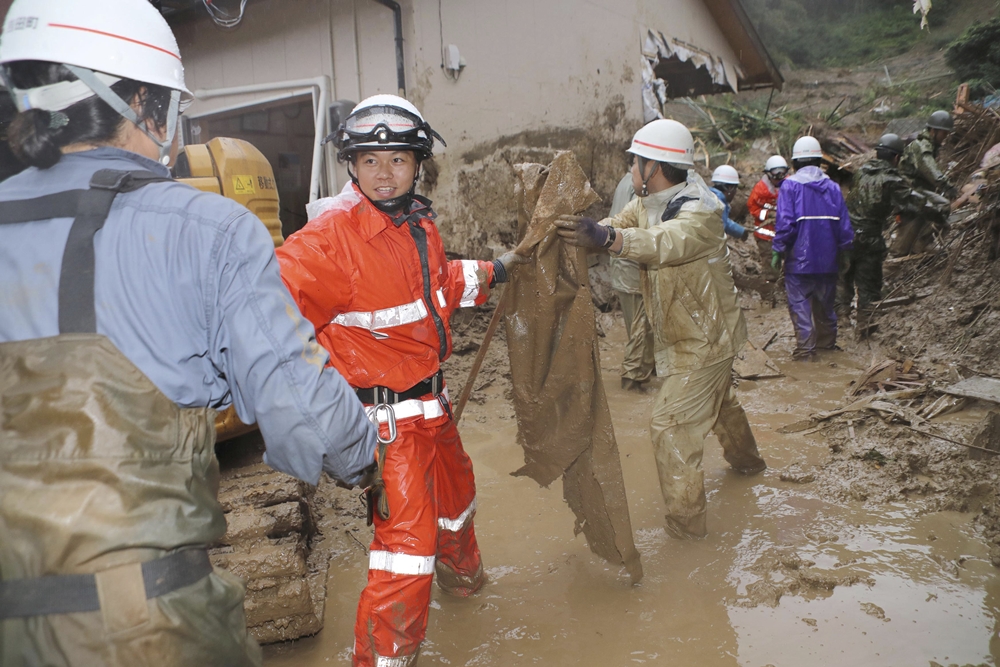 第七號颱風巴比侖席捲日本，自3日起便在西日本降下連日超大豪雨，雨勢之大，已經造成多處山崩洪災。 圖：達志影像/美聯社