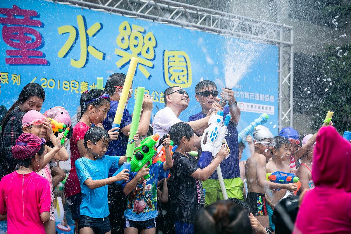 侯友宜拿水槍向天空噴射。 圖 : 侯友宜競選辦公室/提供