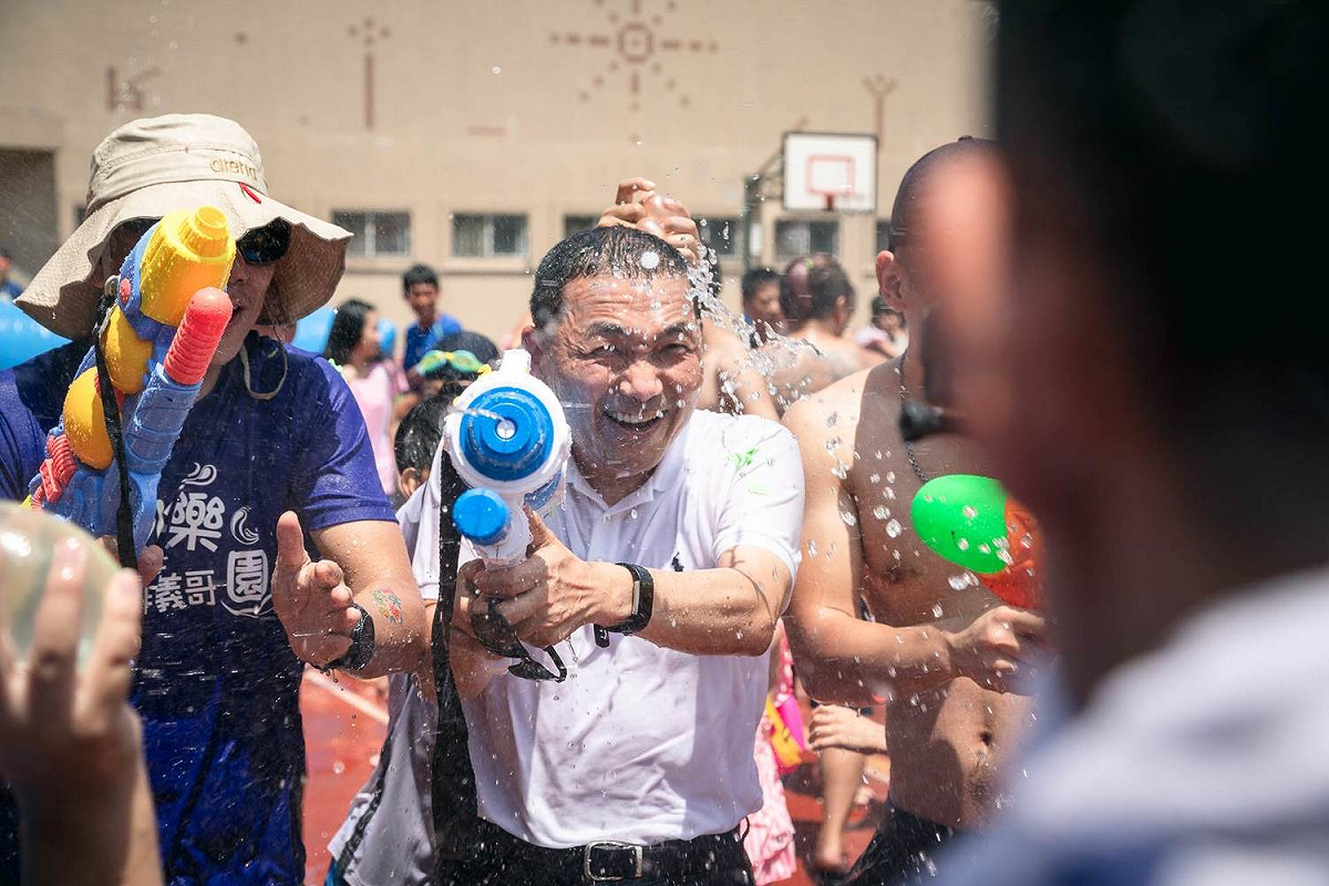 侯友宜開心的拿水槍與民眾互相射擊。 圖 : 侯友宜競選辦公室/提供