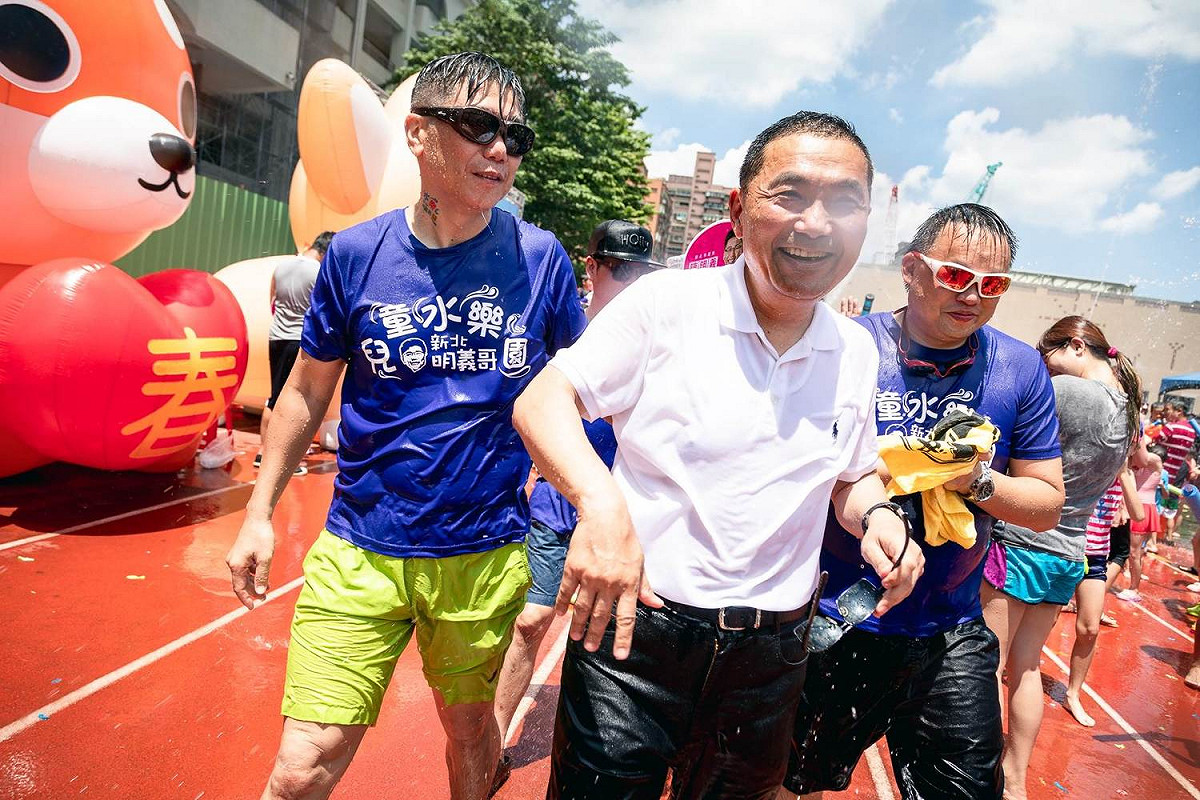 侯友宜淋到全身濕透透。 圖 : 侯友宜競選辦公室/提供